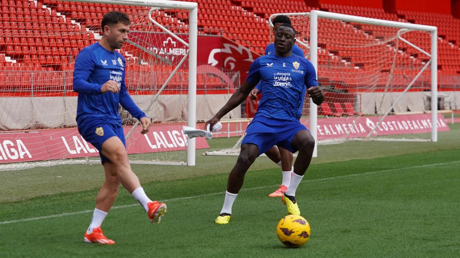 Adri Embarba y Dion Lopy se ejercitan en la última sesión de la semana.