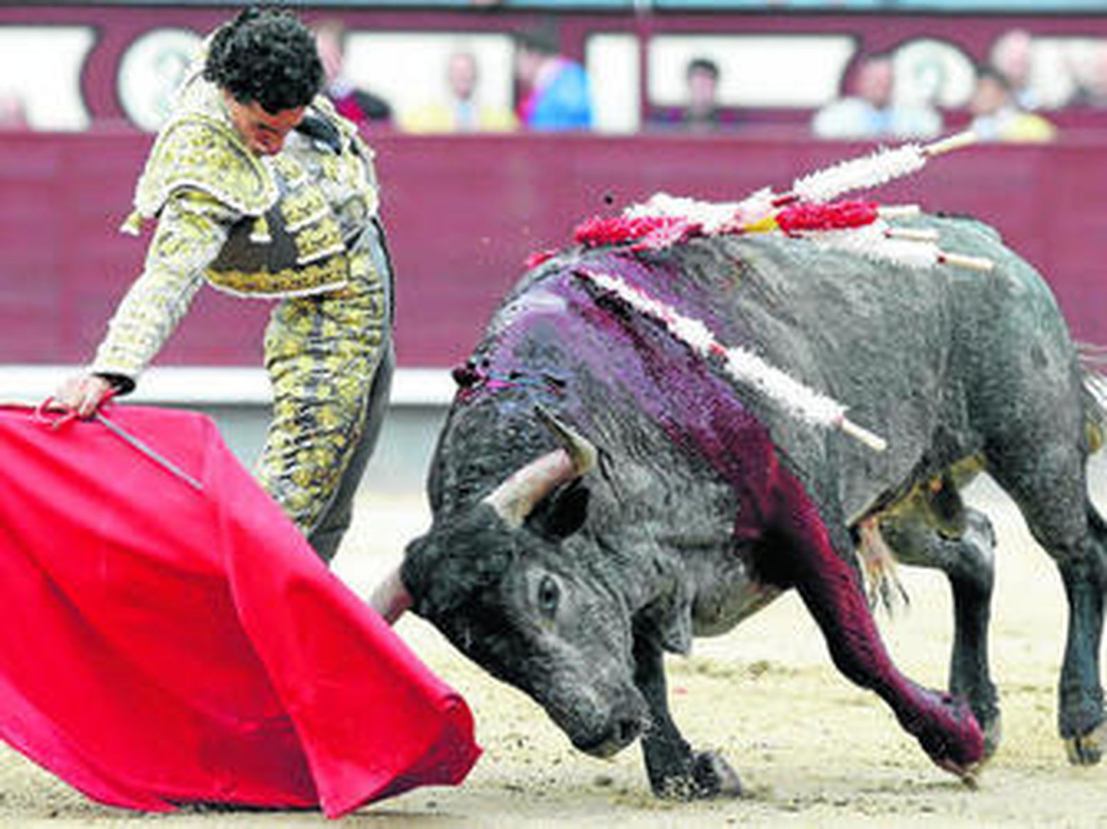 Iván Fandiño, en un muletazo a uno de sus toros en la encerrona de ayer en Madrid.