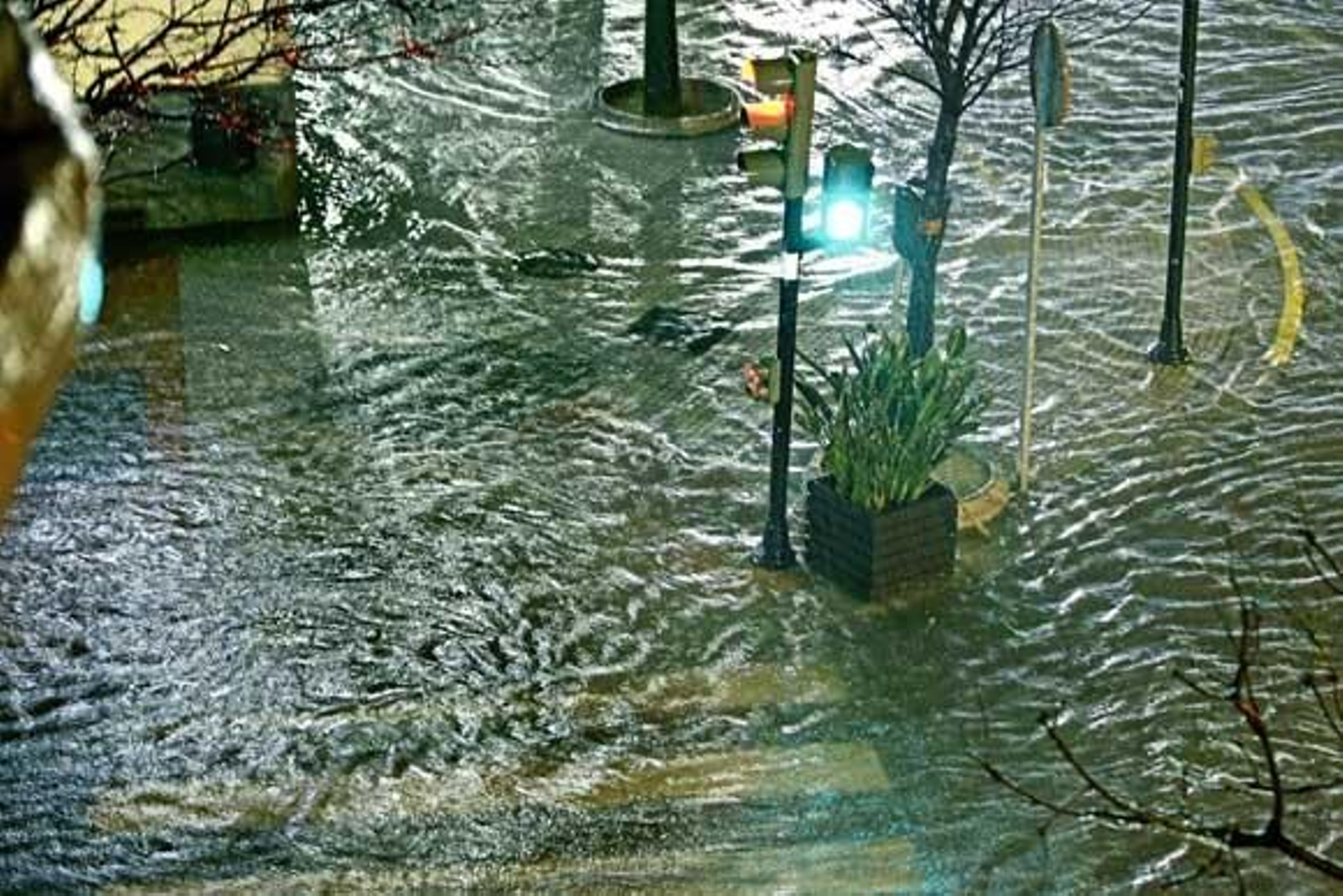 Una tormenta inunda el casco histórico. La parte más afectada fue la Plaza de San Juan de Dios y Canalejas

Foto: Julio Gonzalez/Lourdes de Vicende/Joaquin Pino/Jose Braza