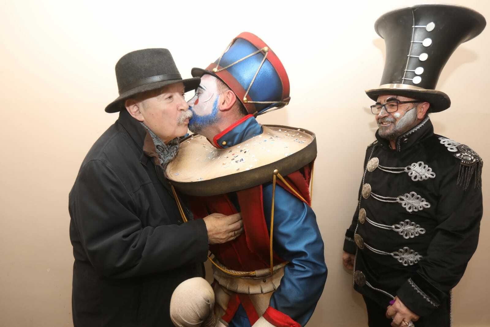 Julio Pardo saluda a los componentes de su coro.