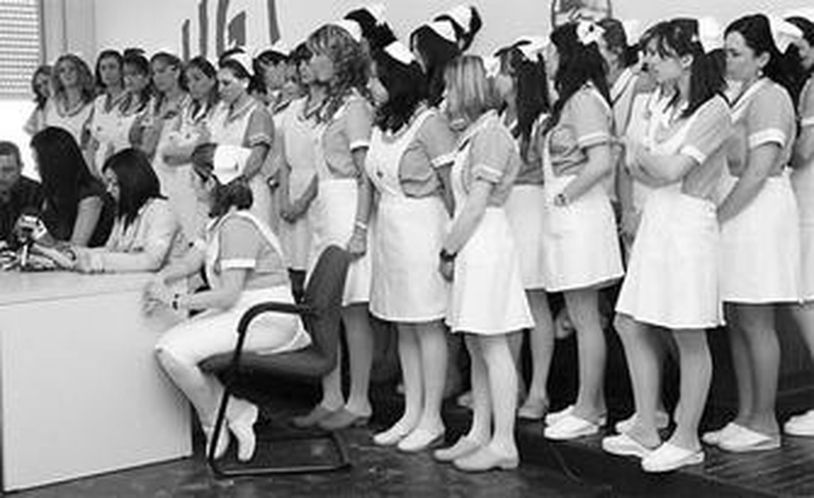 Un grupo de enfermeras de las clínicas Pascual, estas, a favor de la falda.