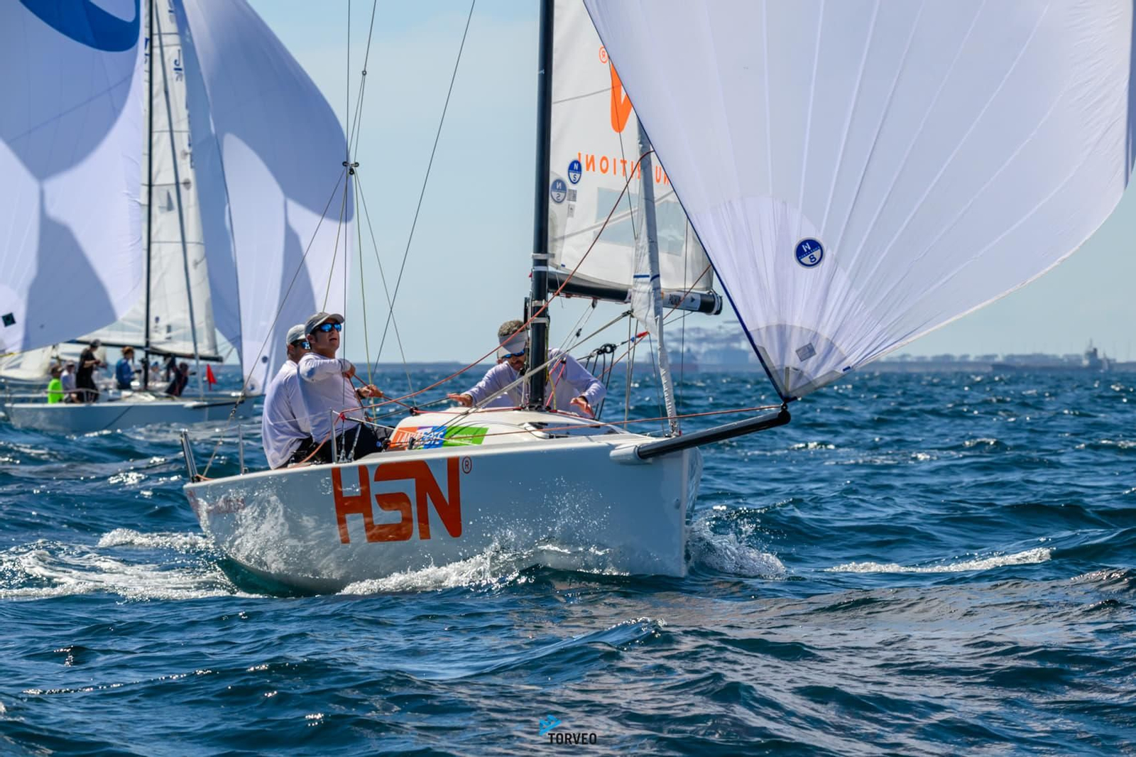 El onubense Ricardo Terrades, tramando el asimétrico del HSN Sailing Team, cosechó dos victorias en la cuarta y octava manga, pero un OCS le impidió la victoria final.