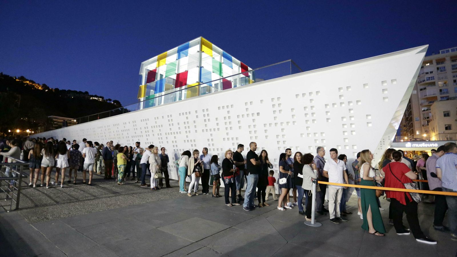 Visitantes hacen cola en el exterior del edificio durante una Noche en Blanco.