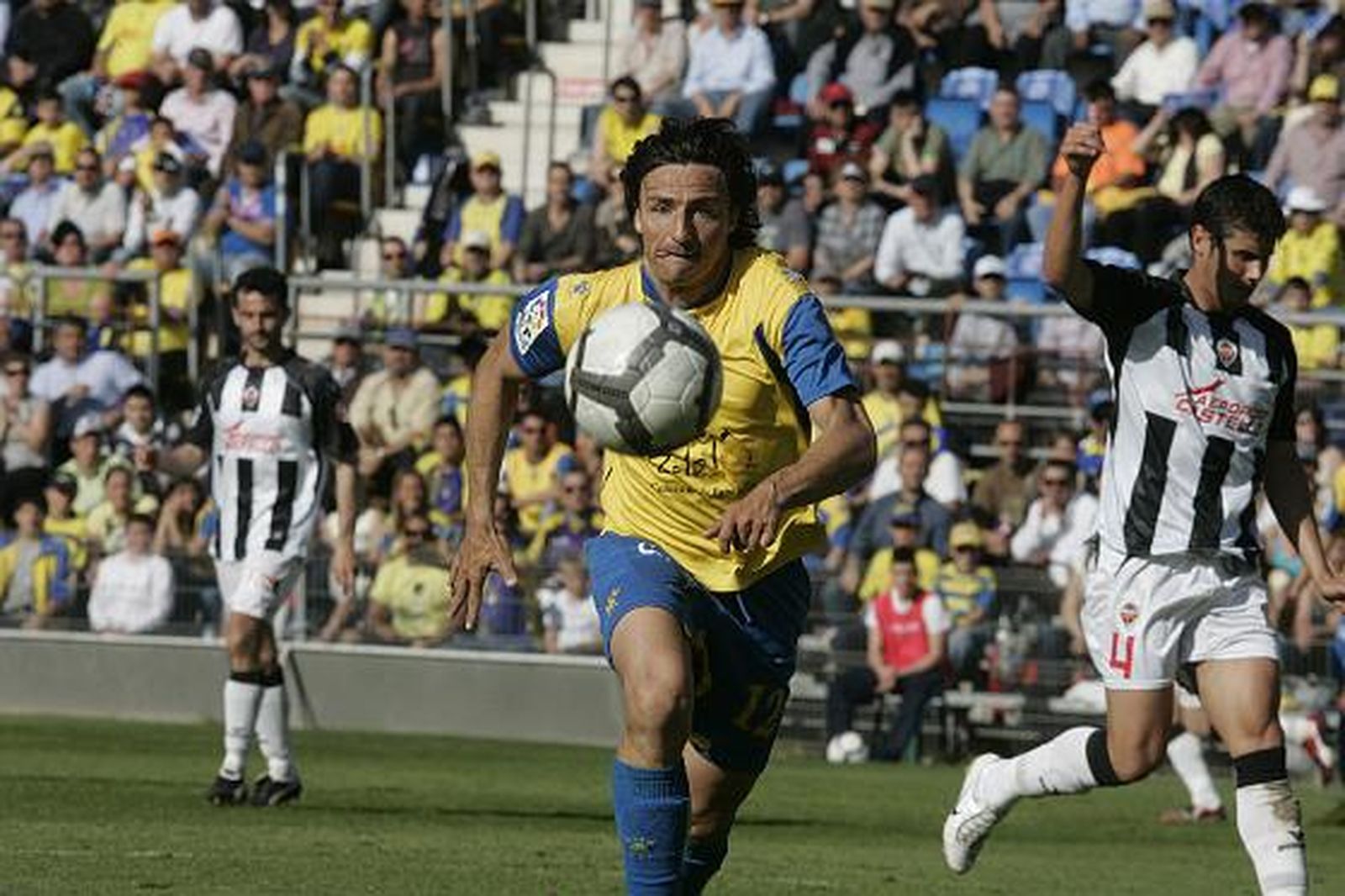 Toedtli, de vuelta al once tras su suspensión, persigue un balón. 

Foto: Jesus Marin