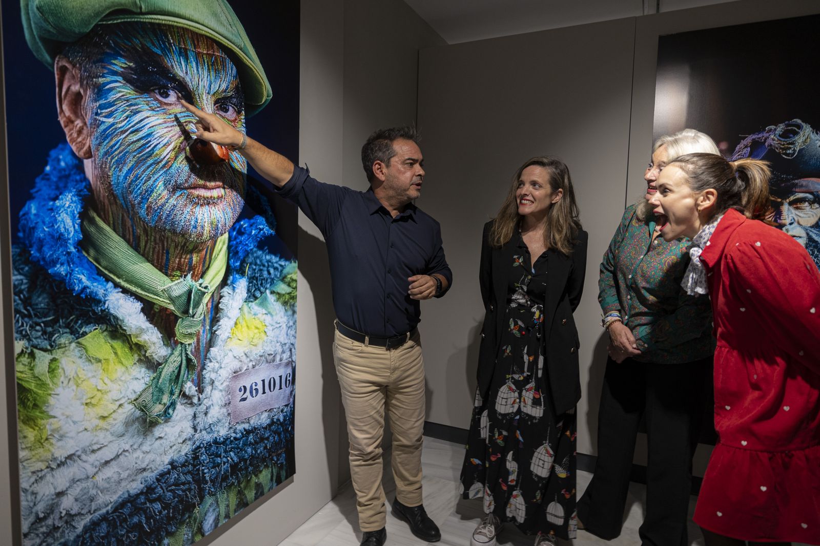 Inauguración de la exposición de Julio González "Carnaval de improviso. Retratos urgentes: la trastienda del COAC"  en la casa del carnaval.