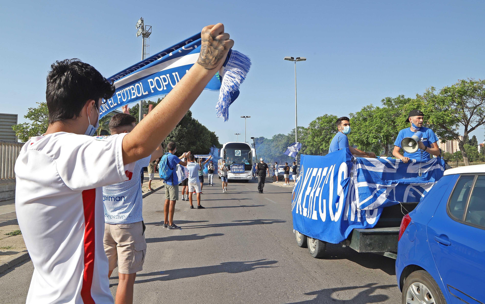 Los aficionados del Xerez DFC despiden al equipo en la salida hacia Marbella