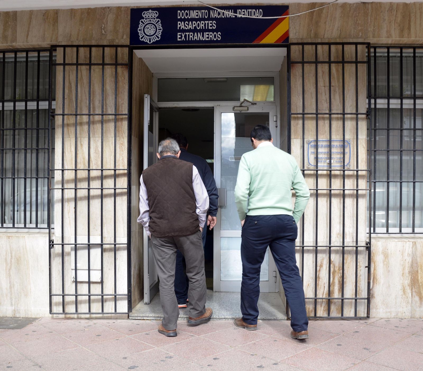 Dos personas entran en la oficina de expedición de documentos en Algeciras, el pasado jueves.