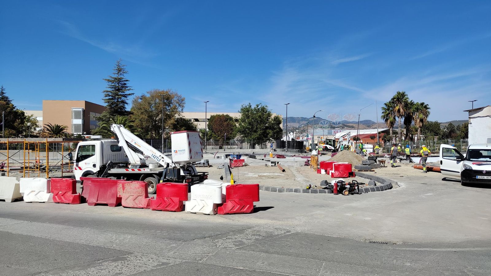 Obras en la rotonda entre la calle Santa Lucía y la calle San Ramón, frente al Instituto de Churriana