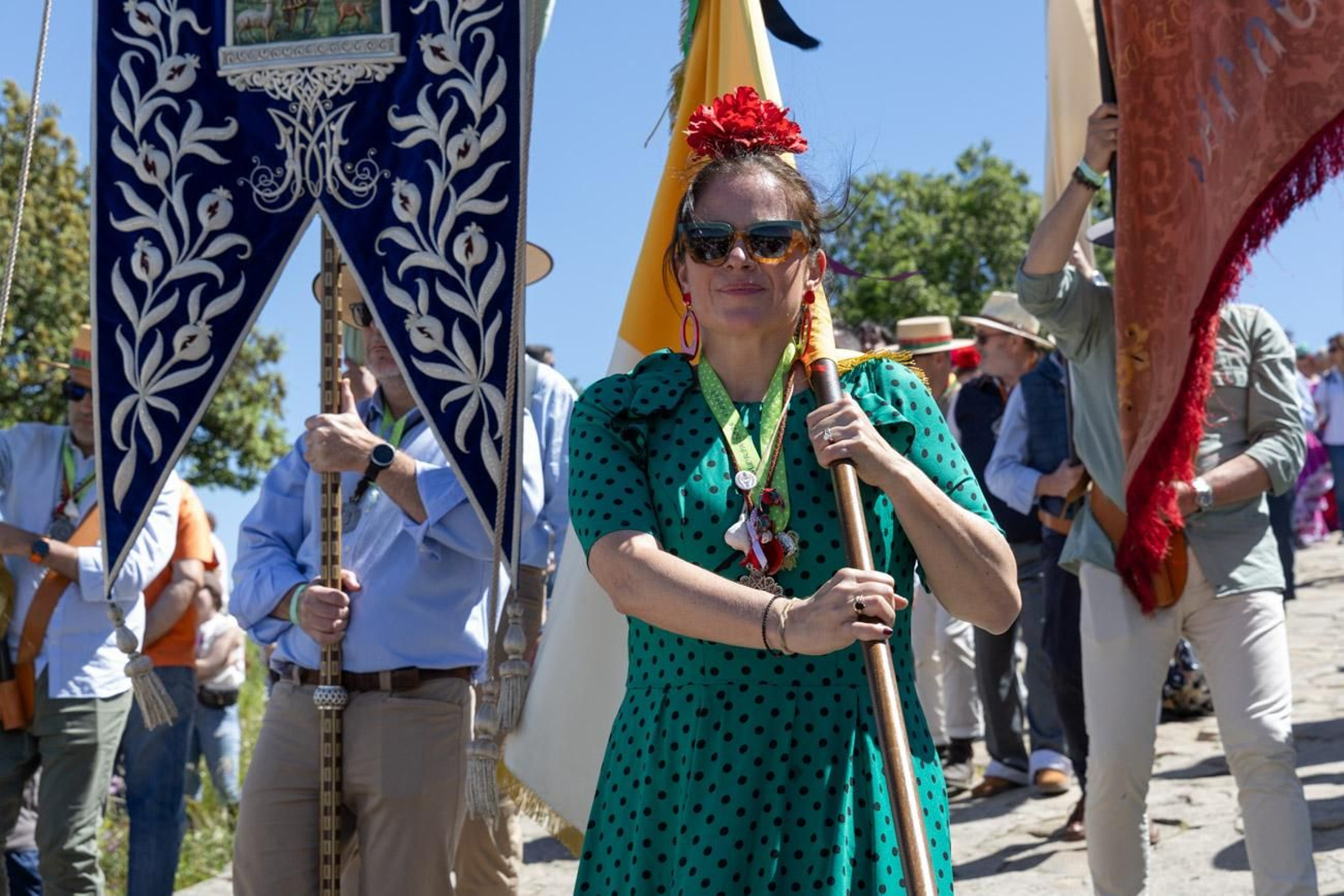Miles de romeros acuden al encuentro de la Virgen de la Cabeza en su romería