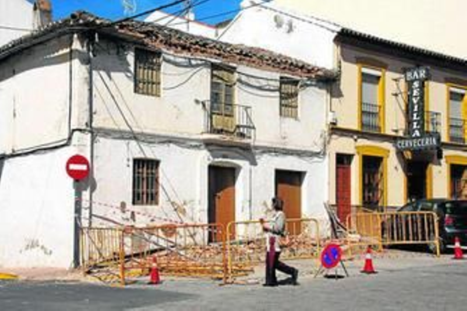 Imagen de una vivienda acordonada por el peligro de derrumbe, ayer, en Ronda.