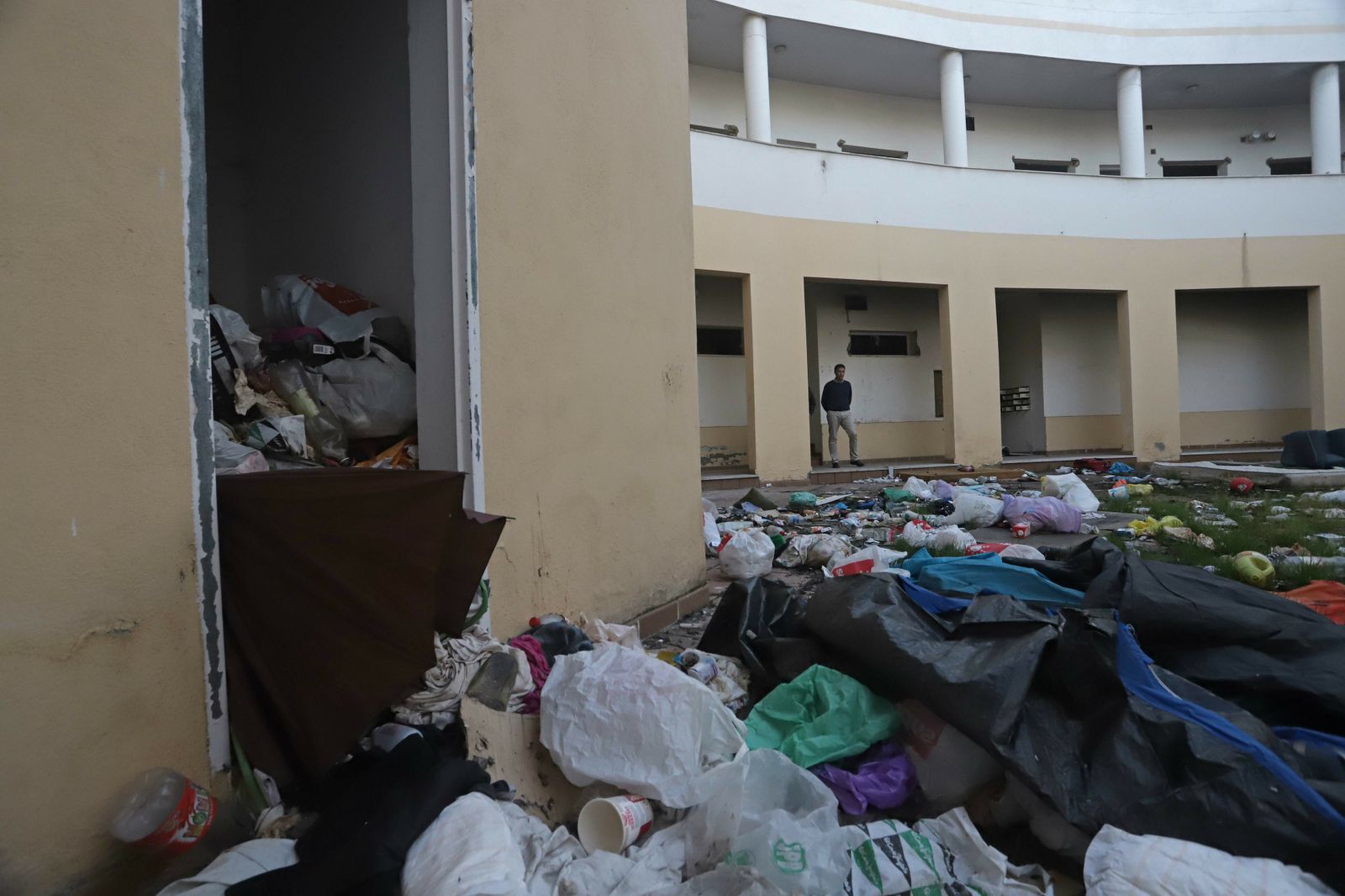 Uno de los patios interiores, lleno de basuras