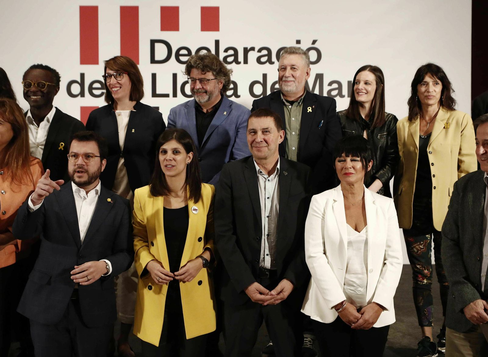 Foto de familia de los firmantes de la Declaración de Llotja de Mar, entre ellos el vicepresidente del ‘Govern’, Pere Aragonès (izda.).