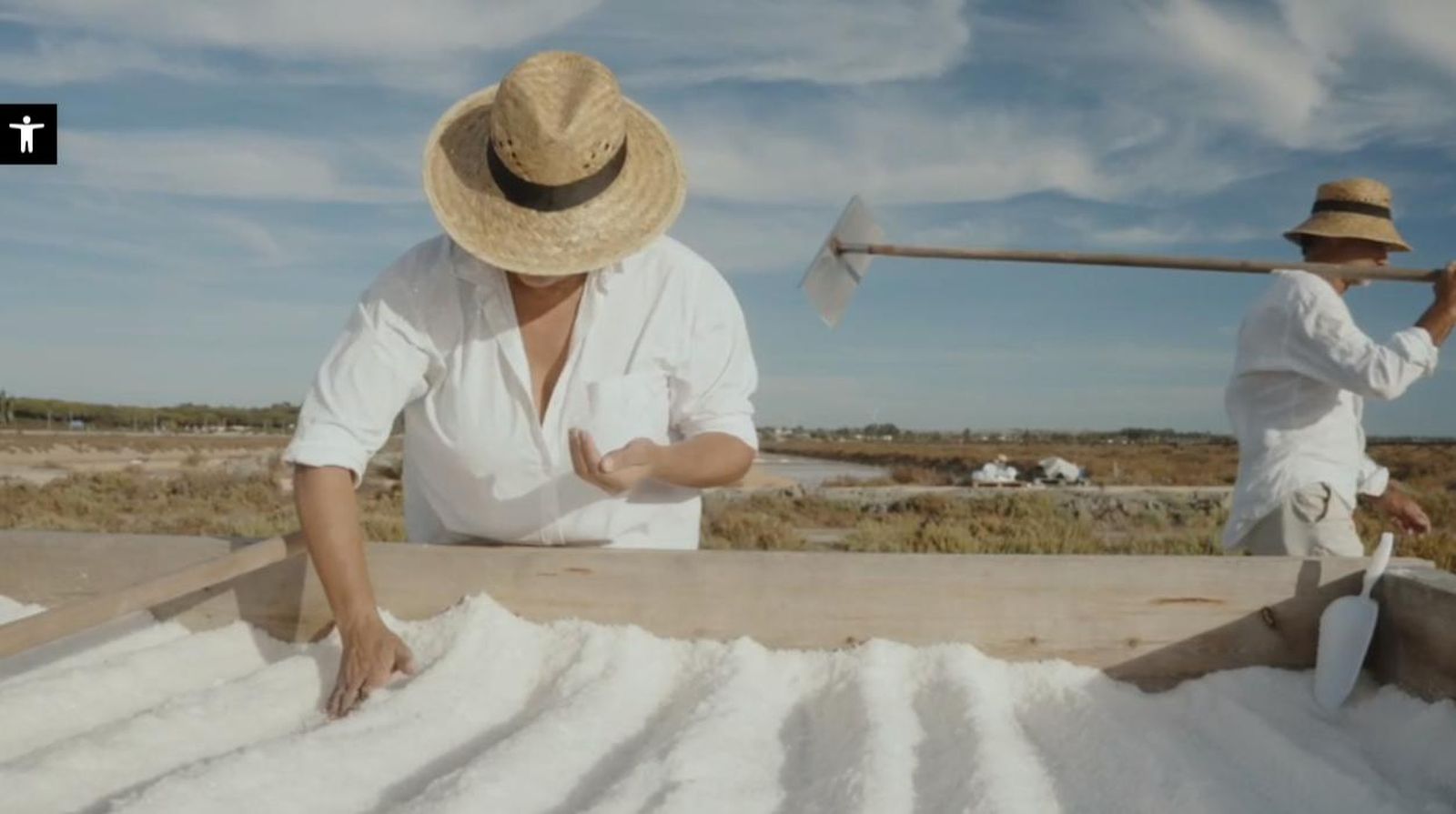 Juan Carlos Sánchez y Macu Gómez, en plena labor en la salina.