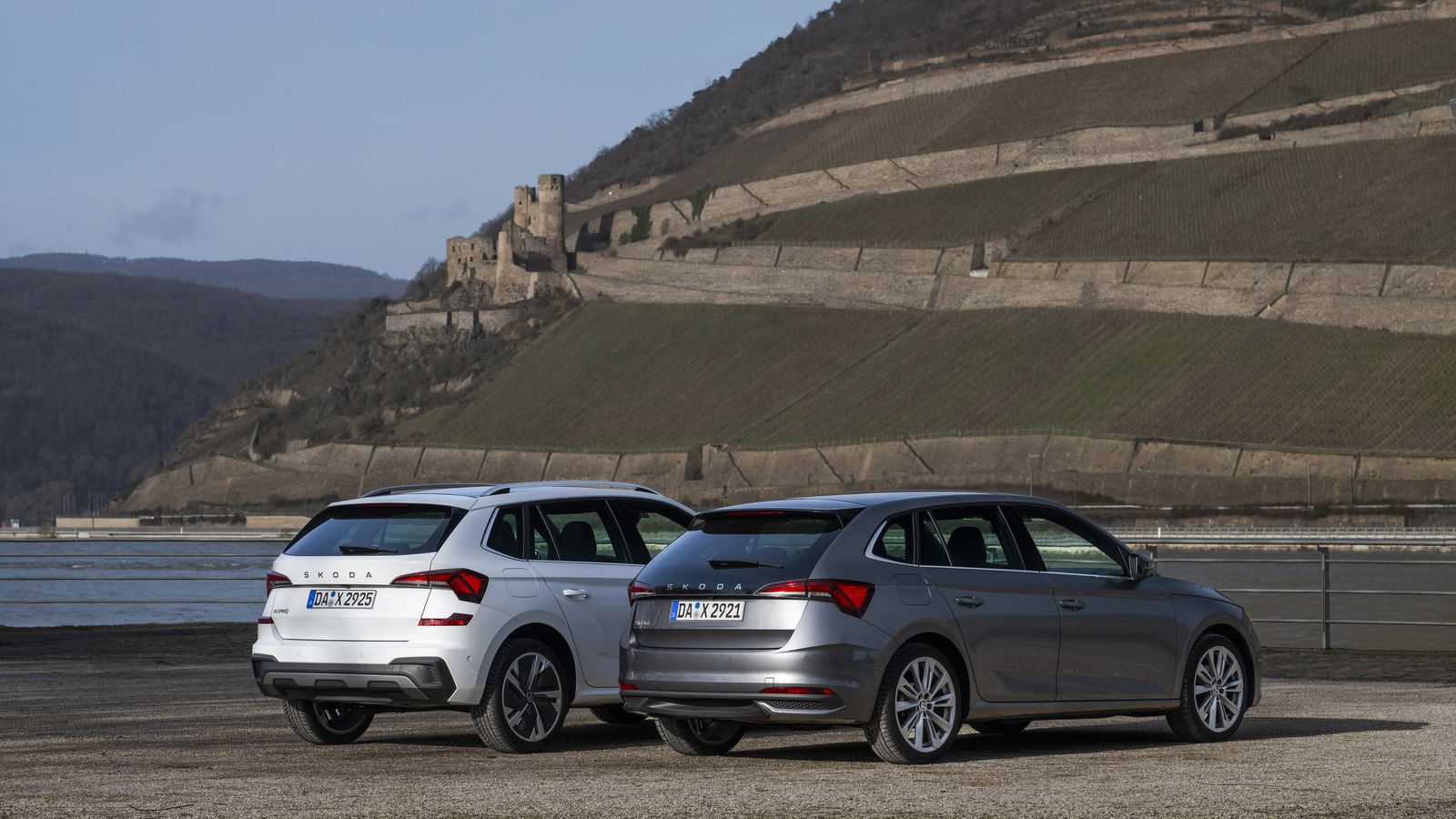 El Kamiq está entre los más vendidos de su segmento. En ambos modelos, cambian pilotos y la grafía con el nombre de la marca ocupa buena parte del portón.