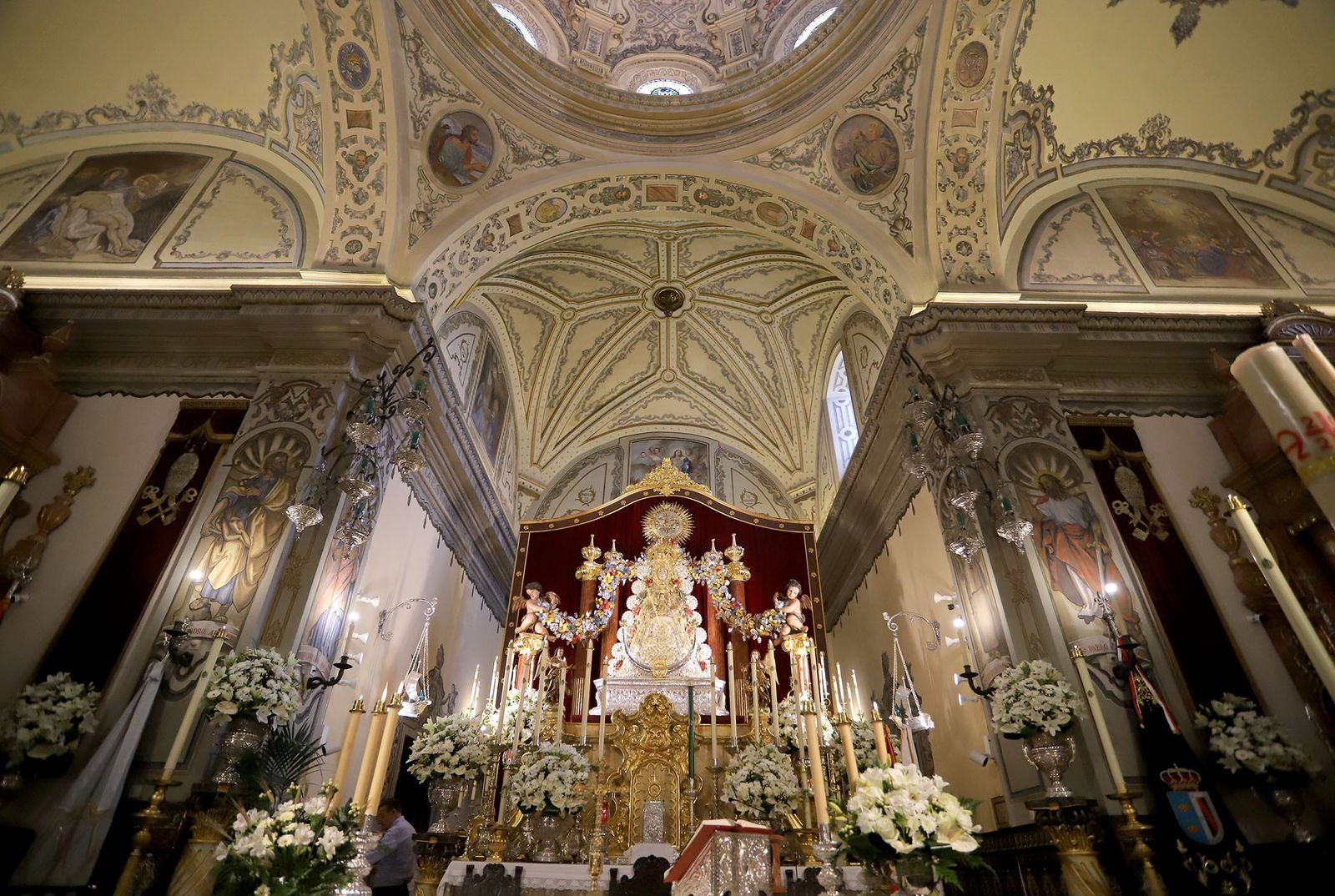 Imágenes de la misa de Pentecostés atípica y a puerta cerrada por el coronavirus, en la parroquia de la Asunción de Almonte