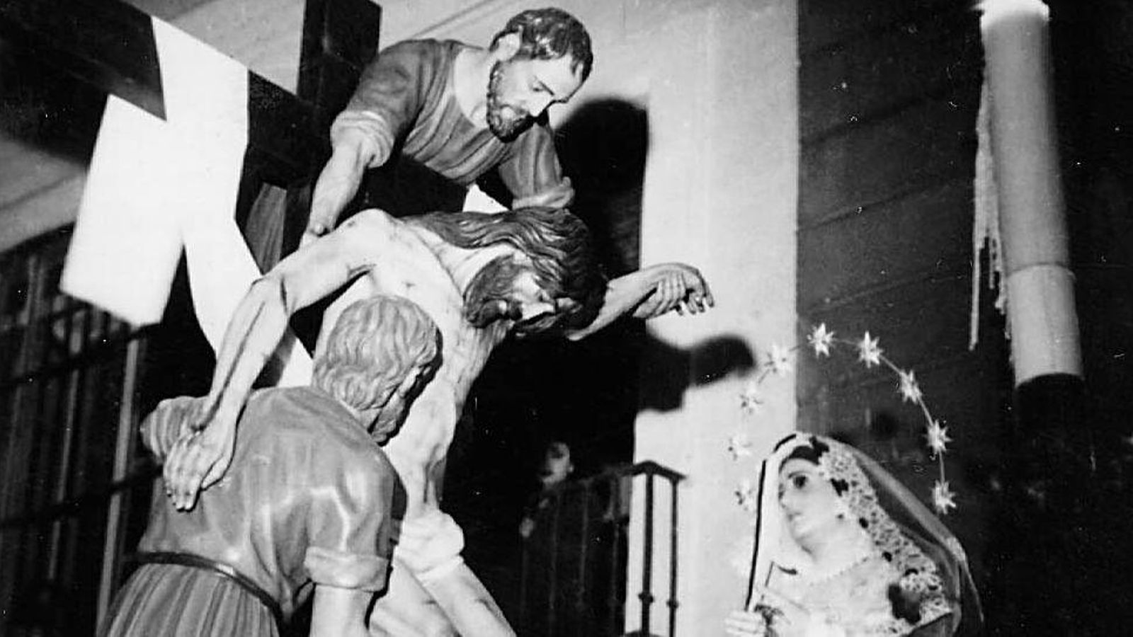 El descendimiento en 1952 con la Virgen de Resignación en el paso procesional