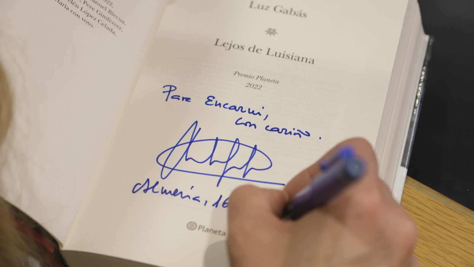 Imágenes del Diario de los Libros con la escritora ganadora del Premio Planeta 2022, Luz Gabás