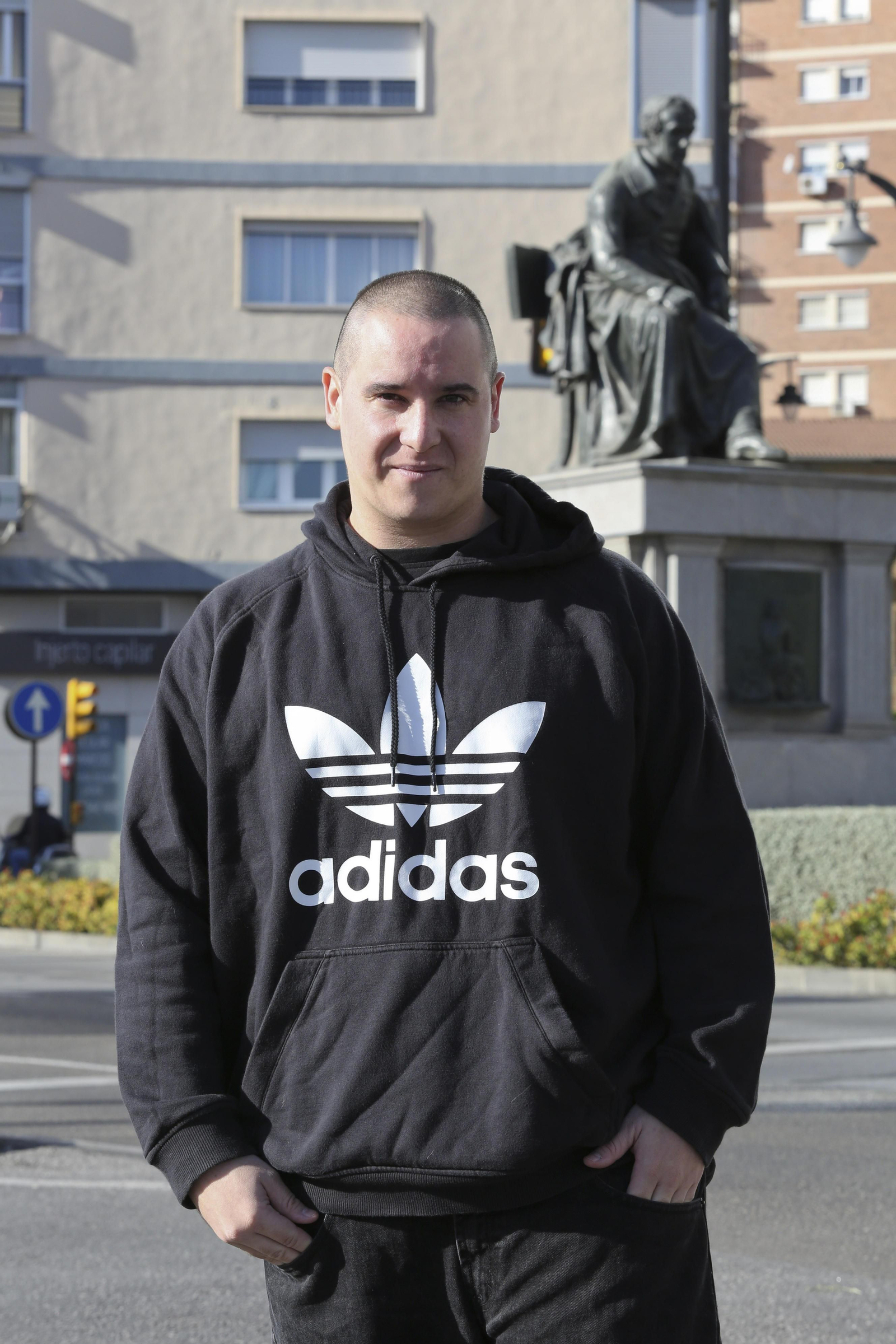 El joven programador, ante la estatua de Manuel Agustín Heredia Martínez. El joven programador, ante la estatua de Manuel Agustín Heredia Martínez.
