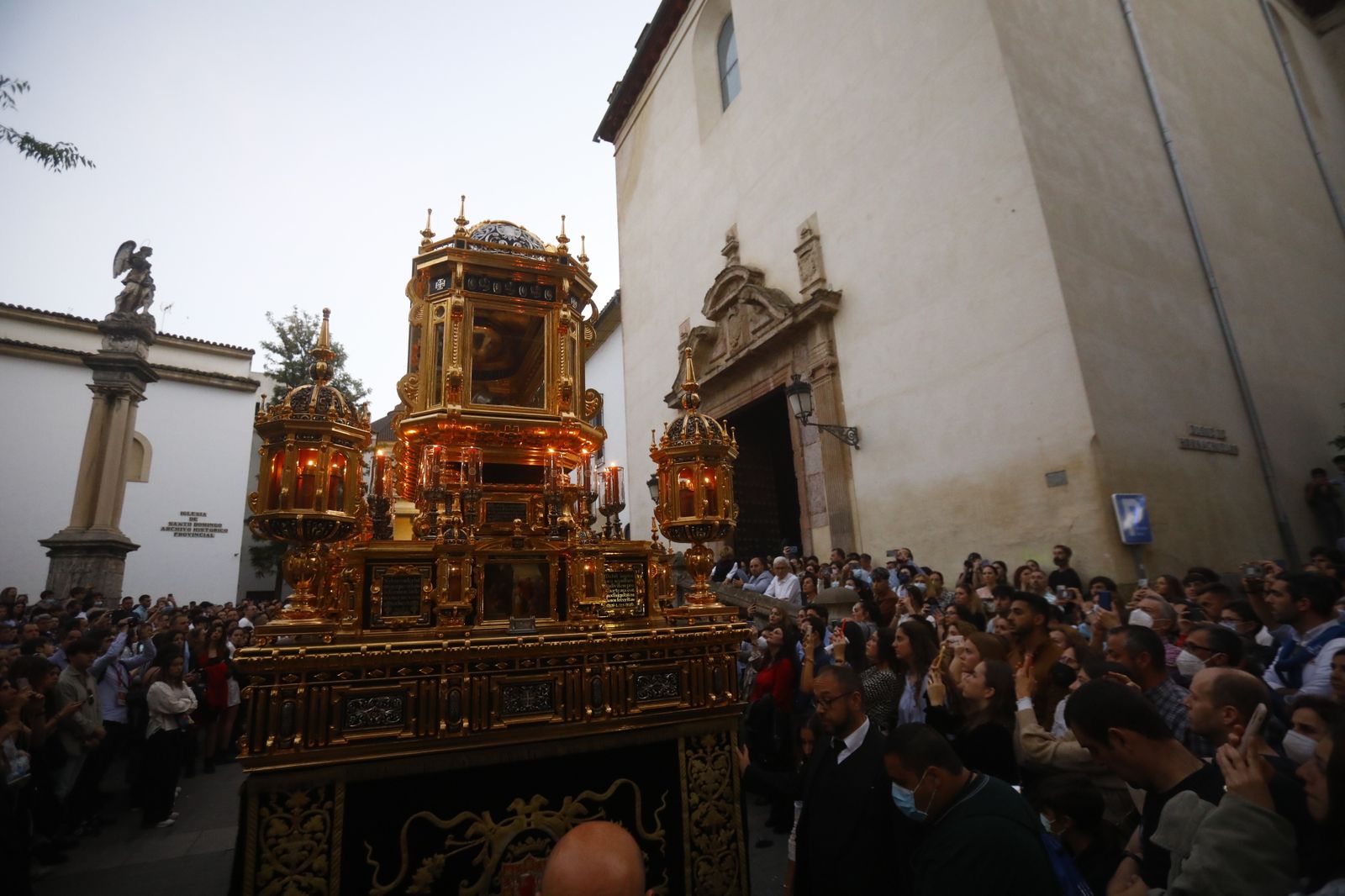 Viernes Santo en Córdoba: la procesión del Santo Sepulcro, en imágenes