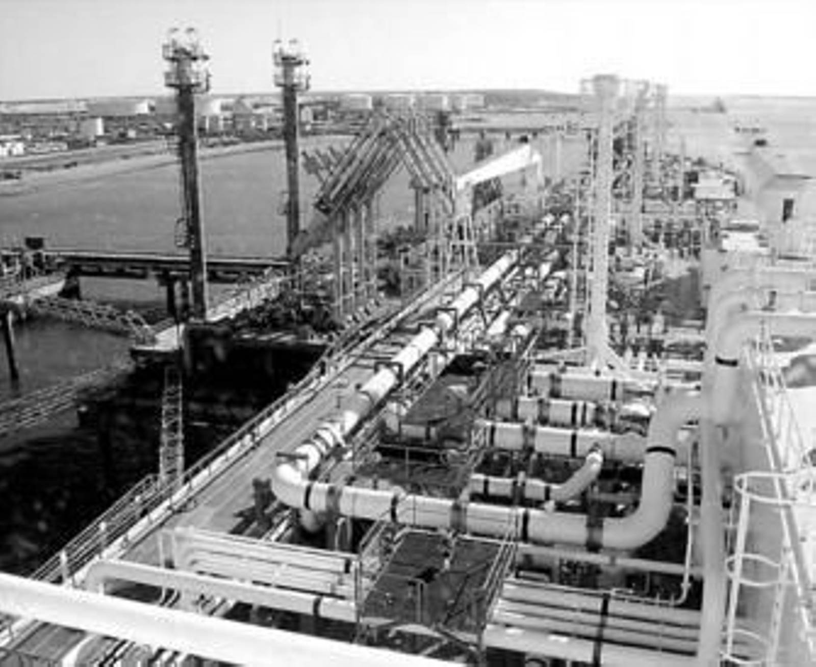 Imagen de un barco gasero descargando su mercancía frente a la costa de Huelva, en el Polo Químico.