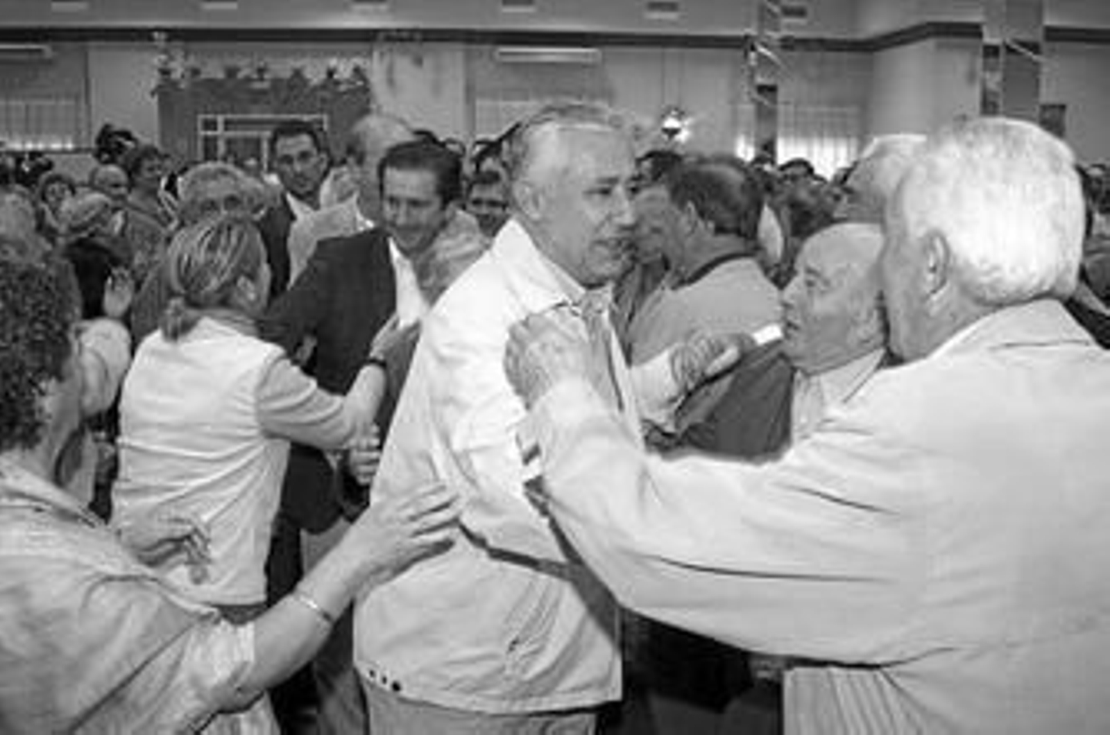 Javier Arenas, durante un mitin multitudinario en Gibraleón, saluda los ciudadanos.