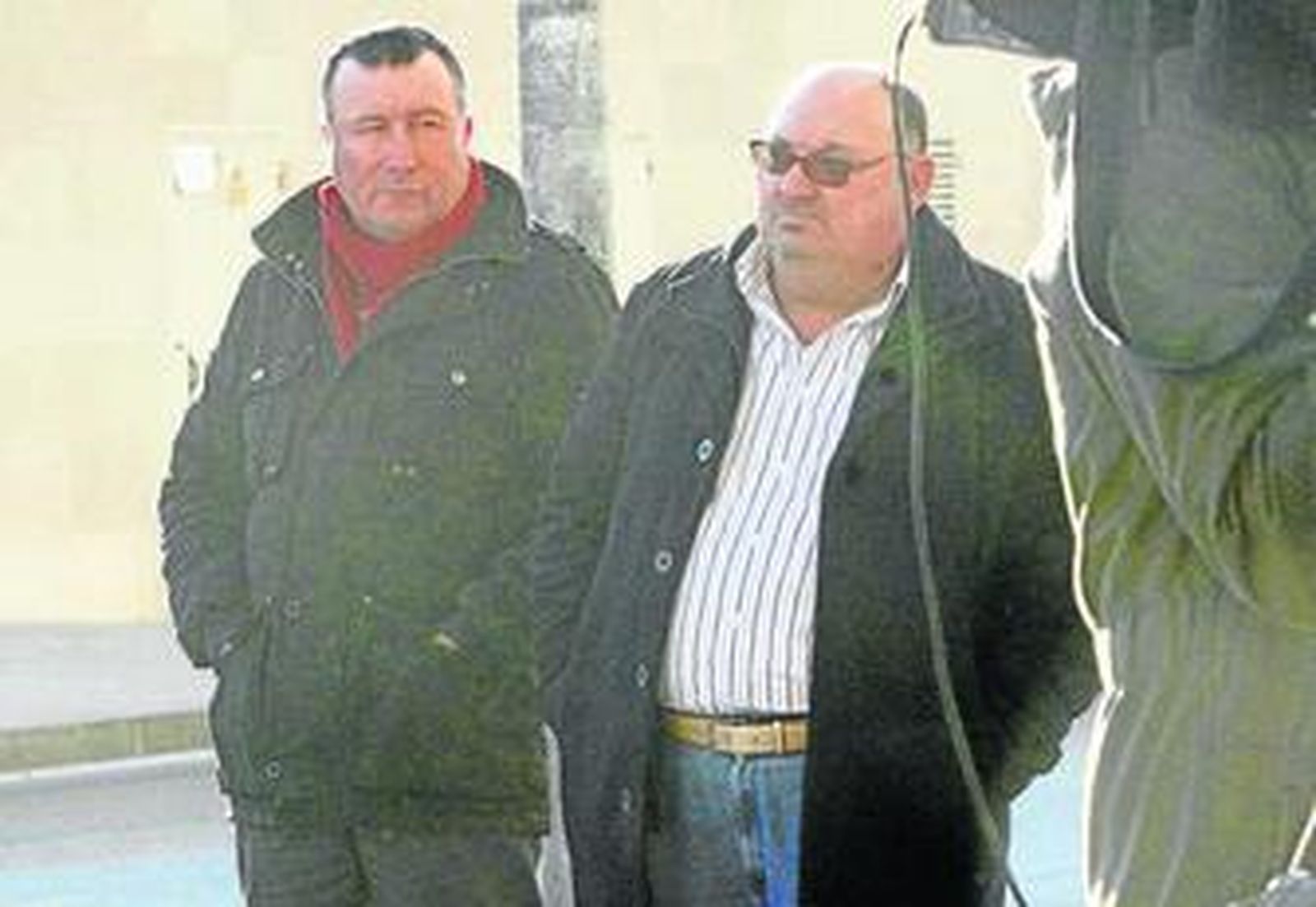 A la izquierda, Juan Antonio A., juzgado por maltrato animal, ayer, en la puerta del juzgado de Cádiz.