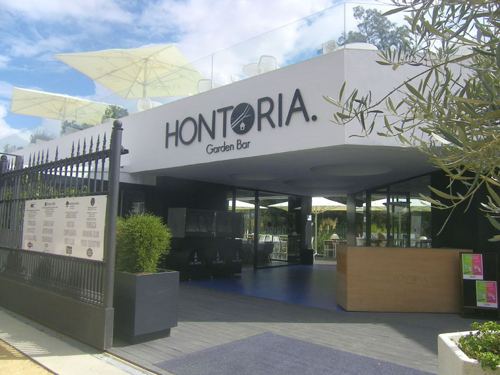 Hontoria Garden. Avenida Alcalde Álvaro Domecq, s/n. Espectacular restaurante, bar y pub dentro del parque González Hontoria, en la zona de la Rosaleda, con diferentes ambientes: se puede tomar una tapa, almorzar, tomar café y copas. Tiene una gran terraza superior y actuaciones en directo. Dirección de Nicolás Lamparero.