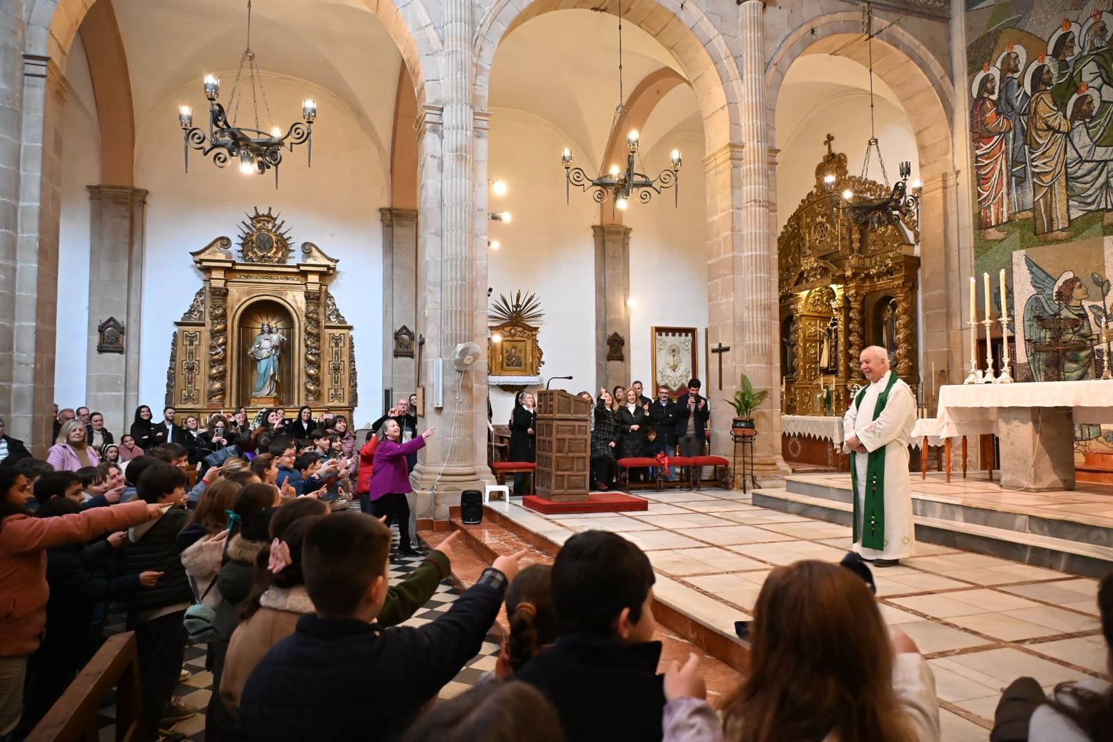 Las imágenes del homenaje de Villa del Río a su párroco emérito, Manuel Tirado Fernández
