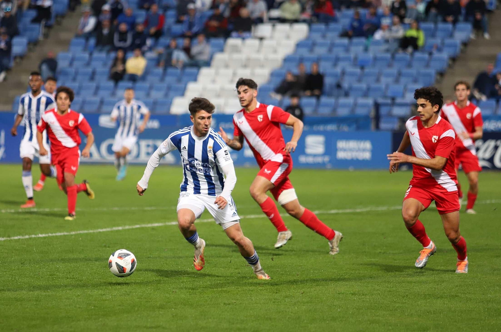 Enric Martínez controla el balón en el último duelo del Recre con el Sevilla Atlético.
