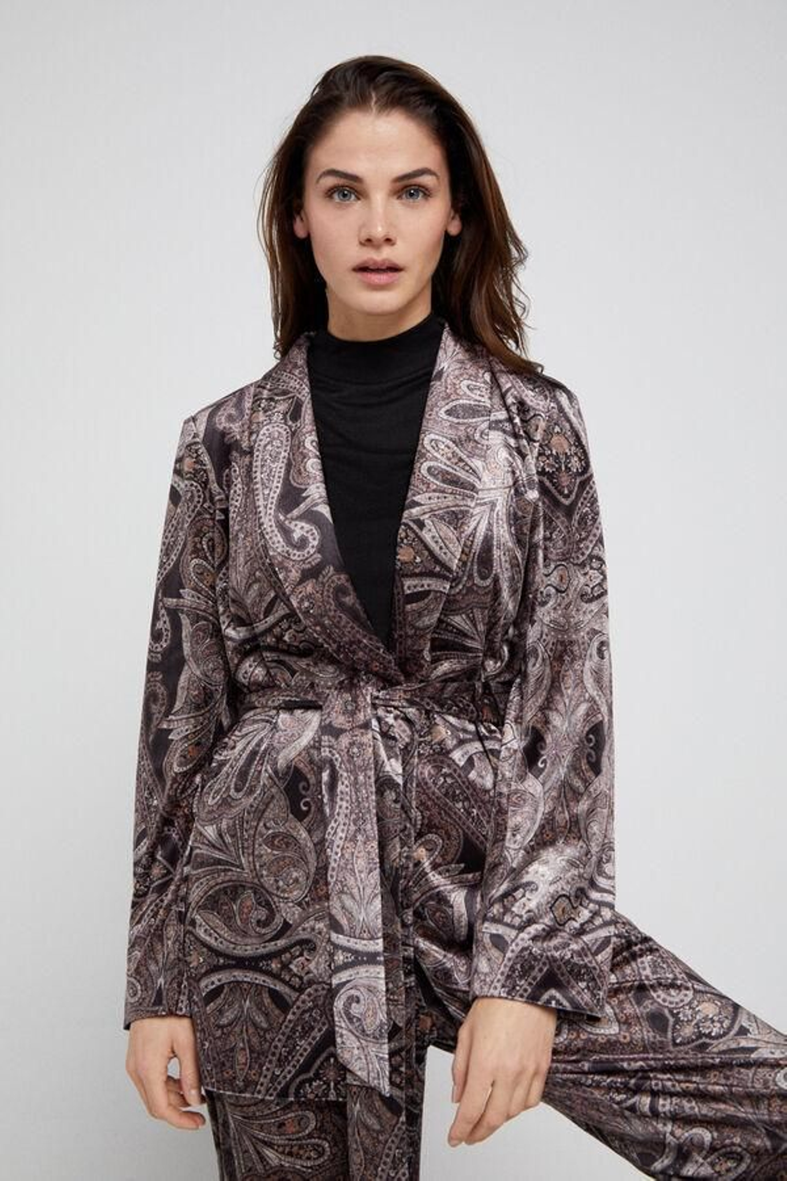 Chaqueta de terciopelo de Cortefiel.