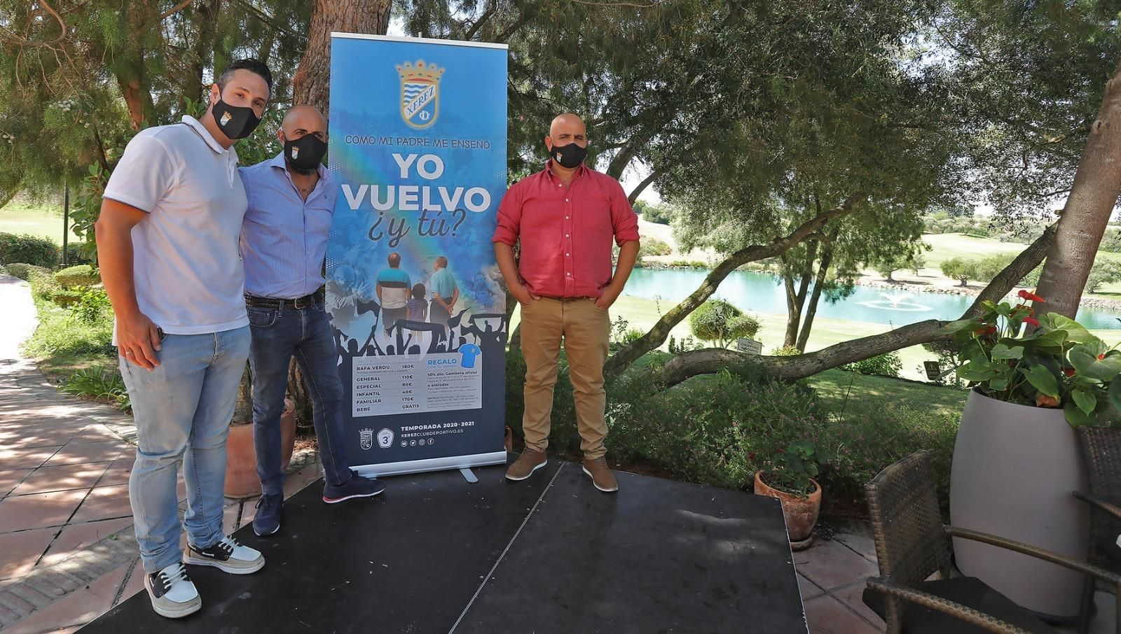 Juan Díaz, Juan Luis Gil Zarzana y José Luis Mateos, del grupo de trabajo que gestiona el Xerez CD.