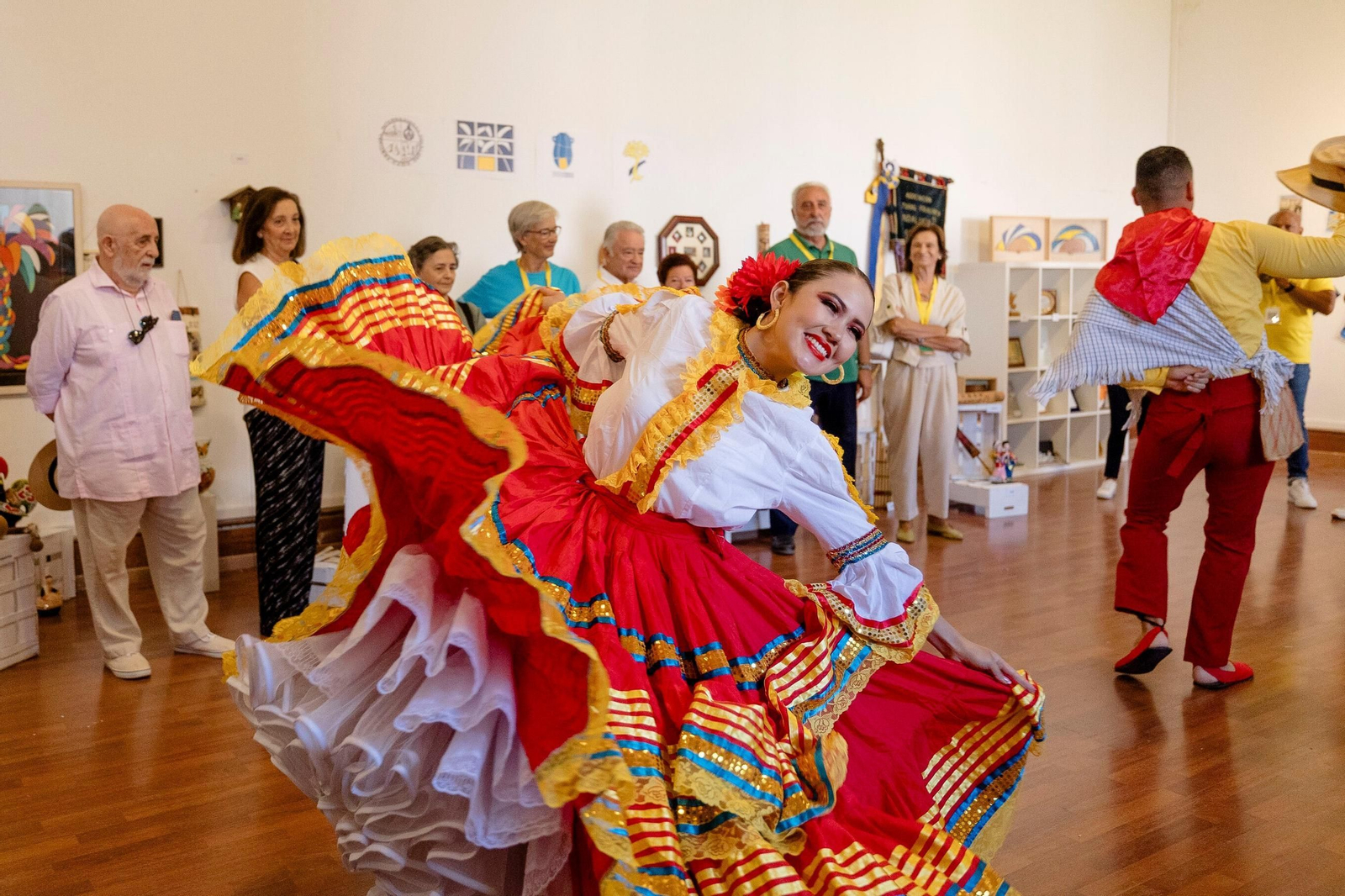 La compañía de danza colombiana Identificarte ofreció un bambuco fiestero.
