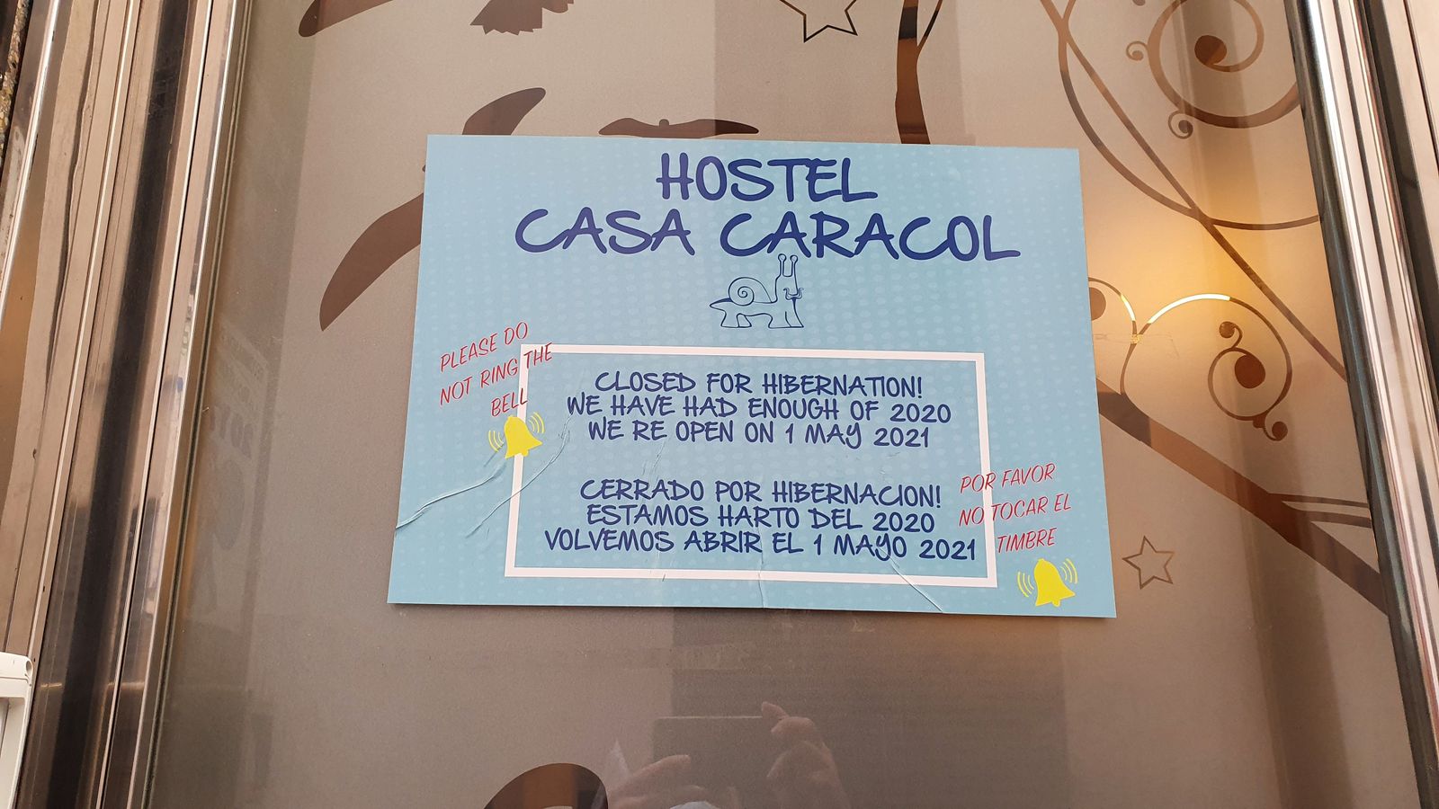 Cartel que figura a las puertas del hotel de Nicolas Lock, en la calle Suárez Salazar