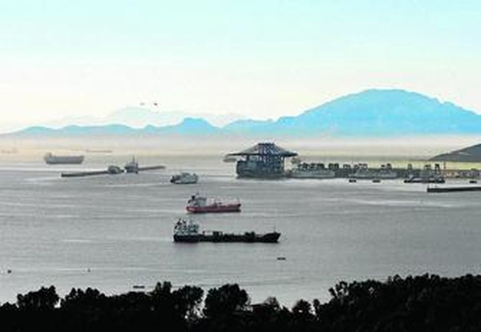 Buques fondeados en la Bahía de Algeciras, en una imagen de archivo.