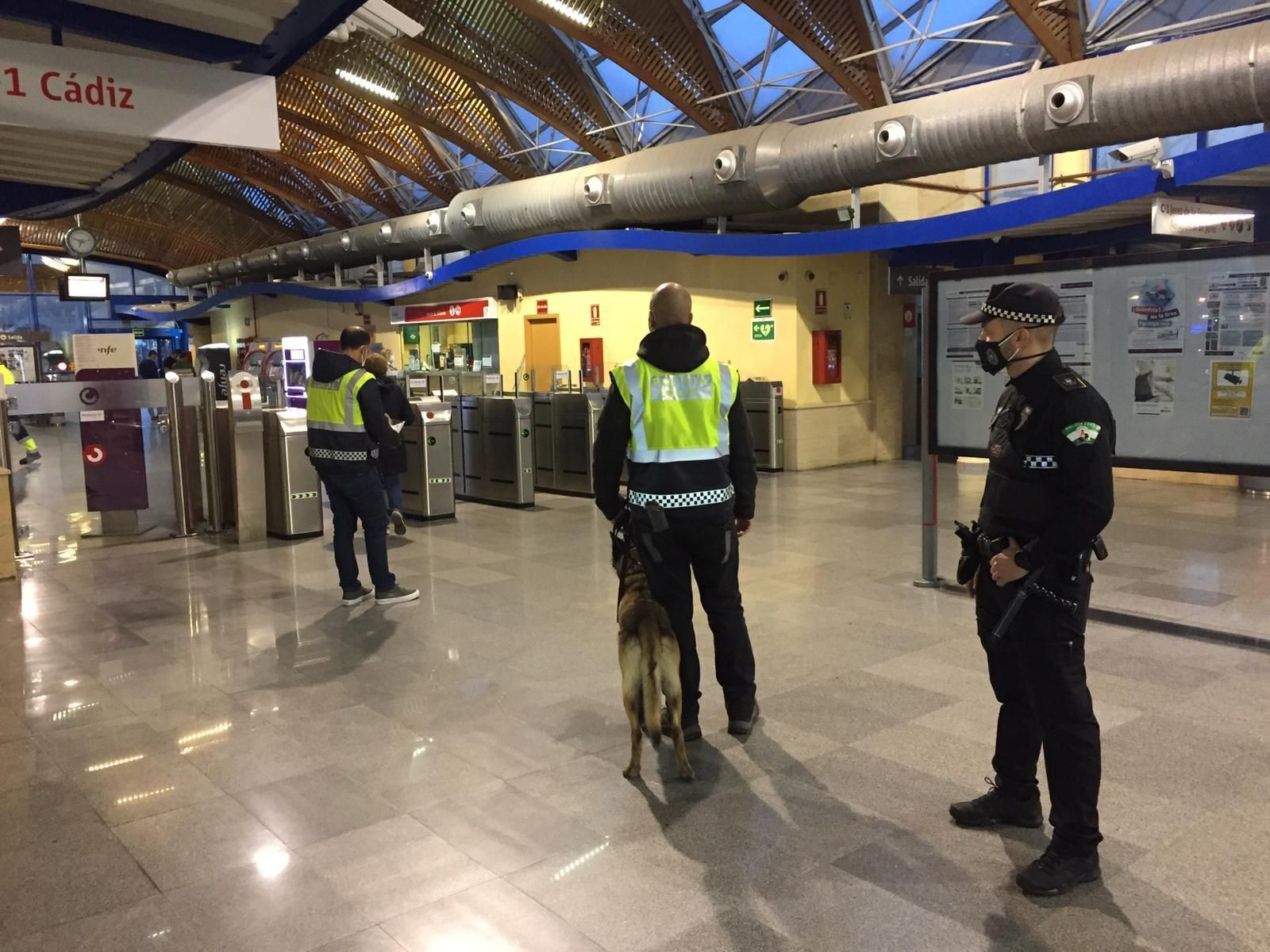 Controles policiales en la estación de tren de Bahía Sur.
