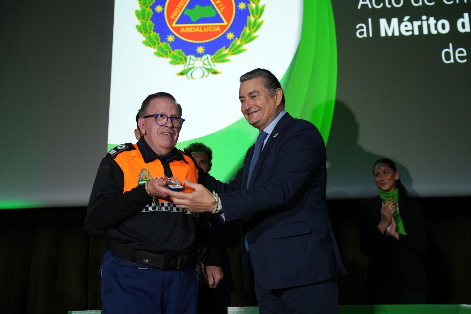 Antonio Sanz entrega la medalla de Oro al Mérito de Protección Civil a Leopoldo García por salvar a una niña en la cabalgata de Reyes de Écija.