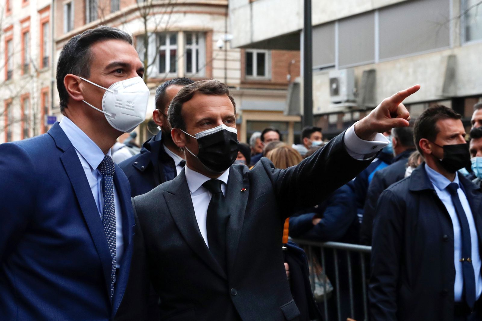 El presidente del Gobierno español, Pedro Sánchez,  y el presidente francés, Emmanuel Macron, este lunes