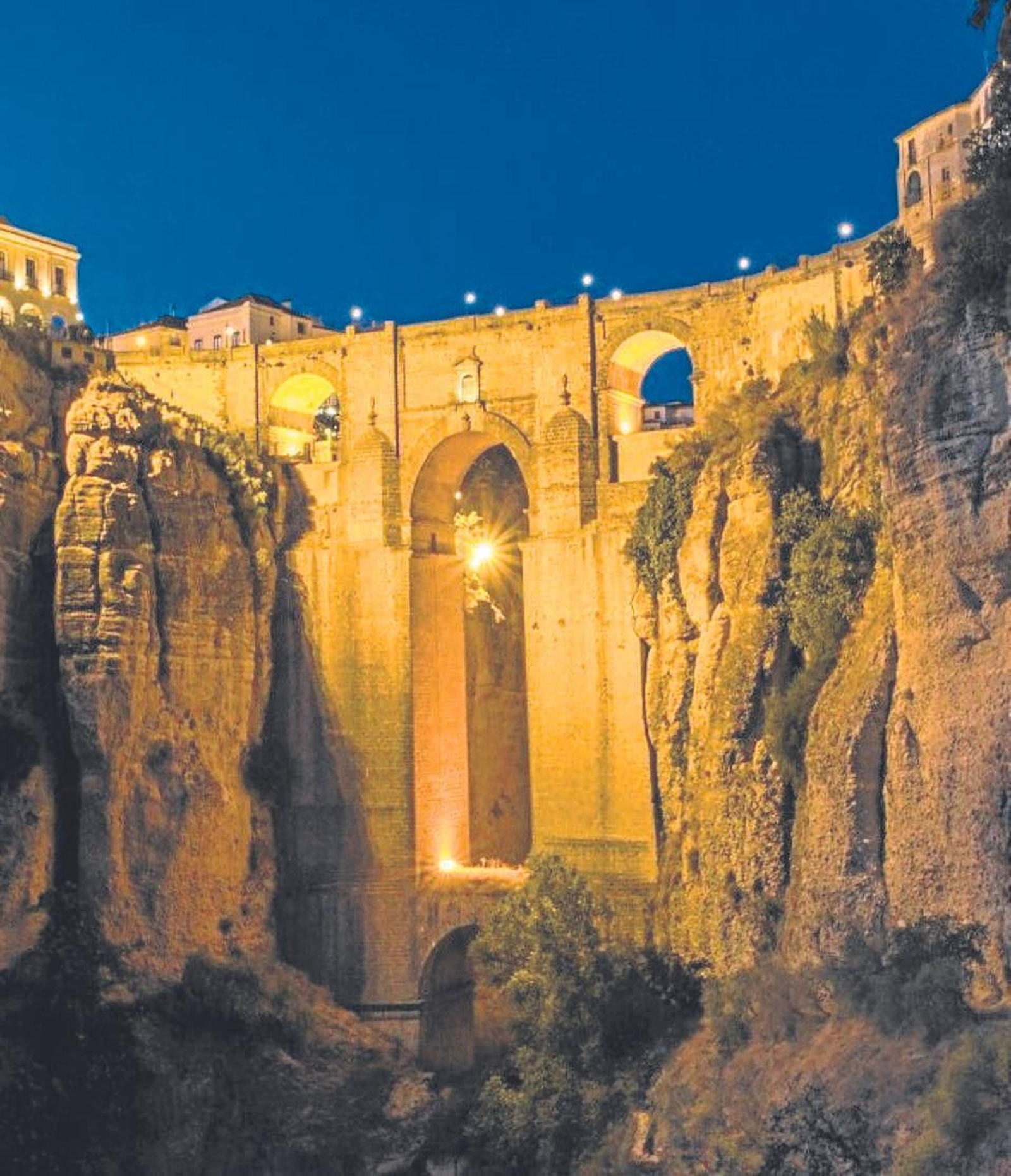 Vista del Tajo de Ronda por la noche.