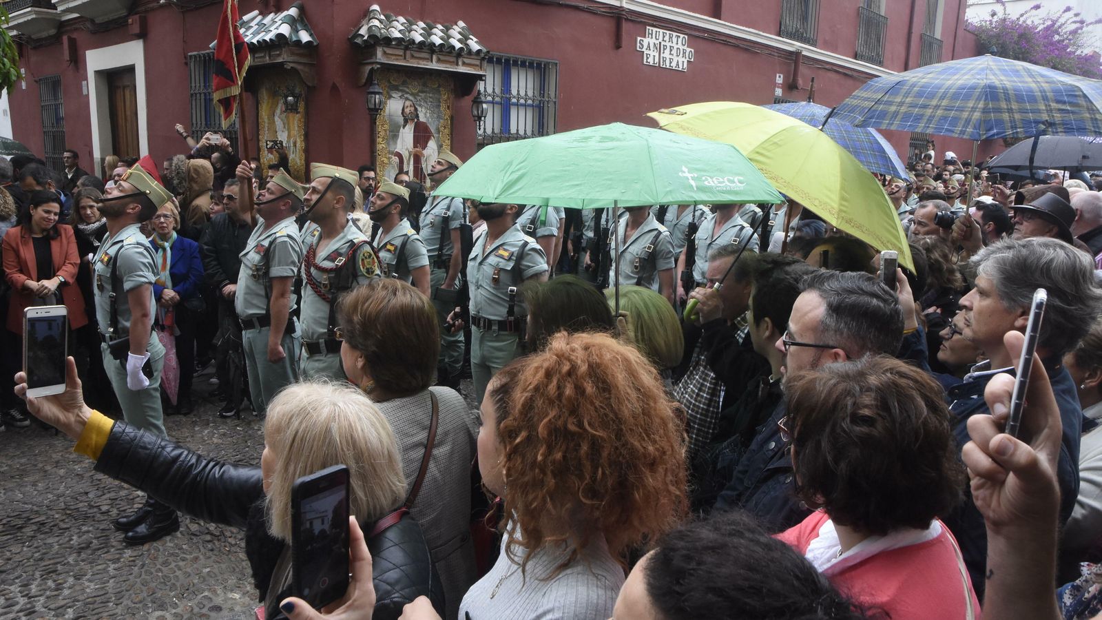 Legionarios durante la salida del Cristo de la Caridad en San Francisco