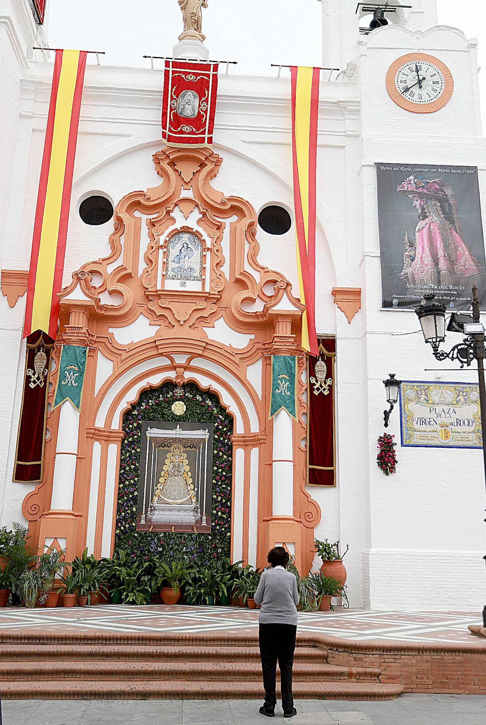 Imágenes de la jornada especial vivida en Almonte sin la procesión de la Virgen del Rocío