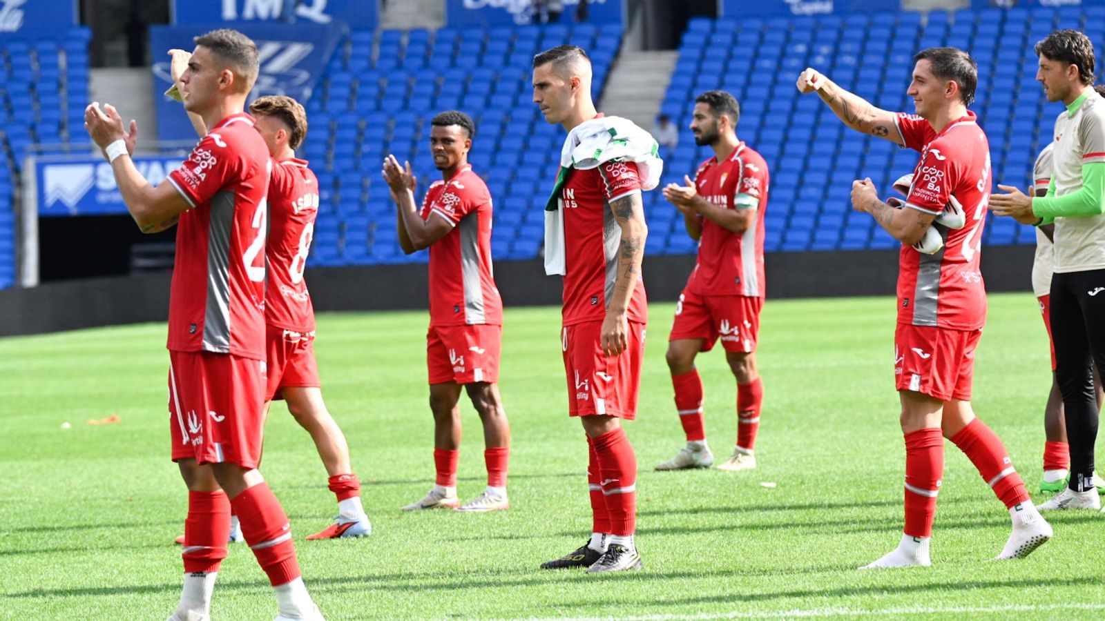 Los jugadores del Córdoba CF saludan a su afición en el último desplazamiento.