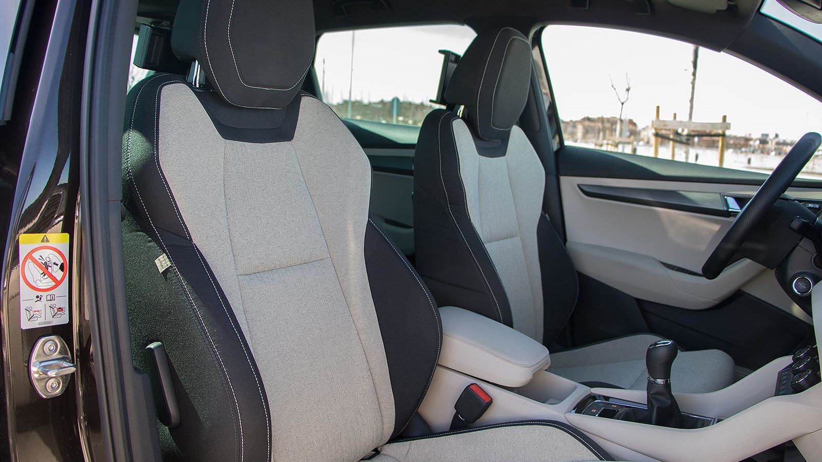 Las plazas delanteras cuentan con una distancia libre al techo muy elevada.