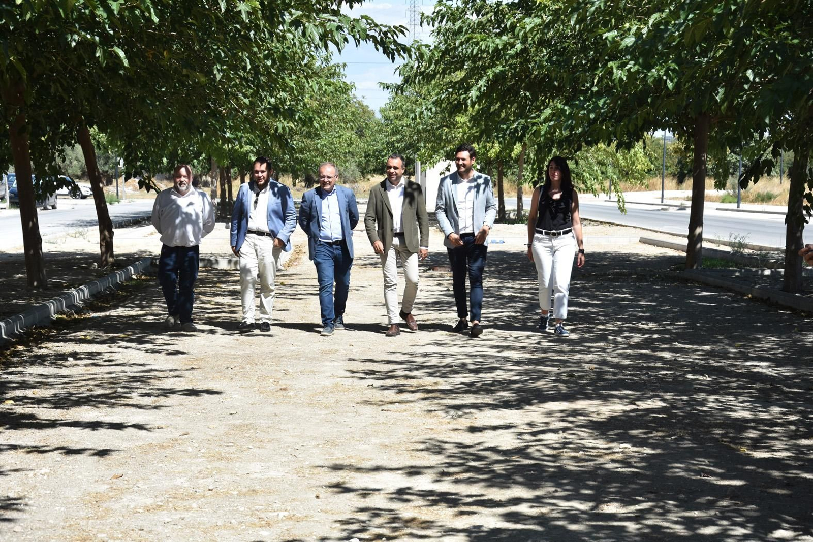 El presidente provincial Francis Rodríguez pasea por el bulevar Dama de Baza junto al alcalde Pedro J. Ramos