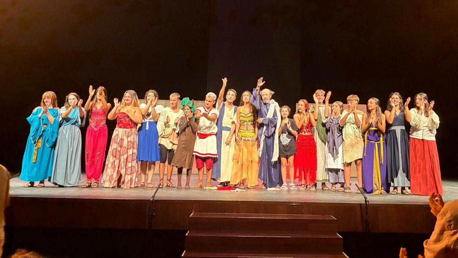 Una imagen del elenco tras la representación.