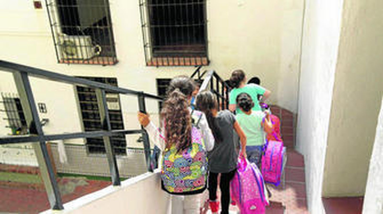 Un grupo de alumnas baja las escaleras del colegio al acabar la jornada escolar.