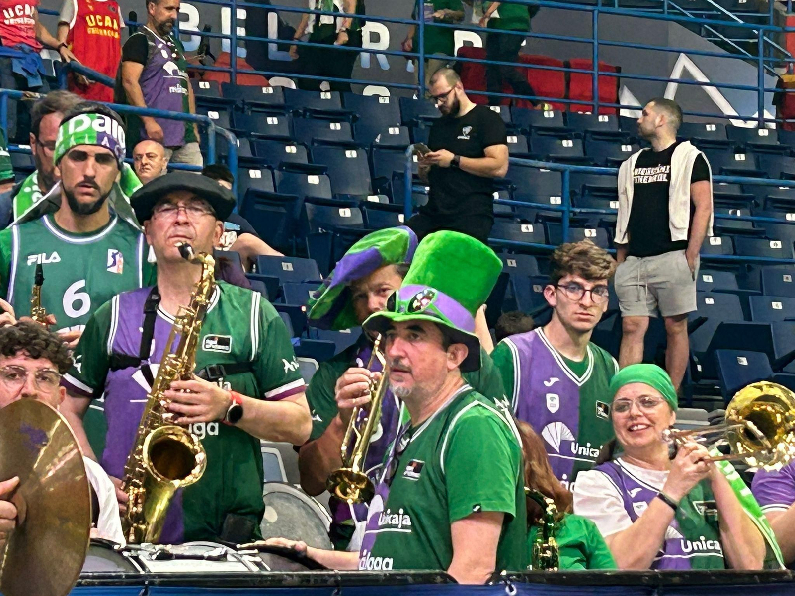 Búscate en las gradas en el Lenovo Tenerife - Unicaja de la final de la BCL