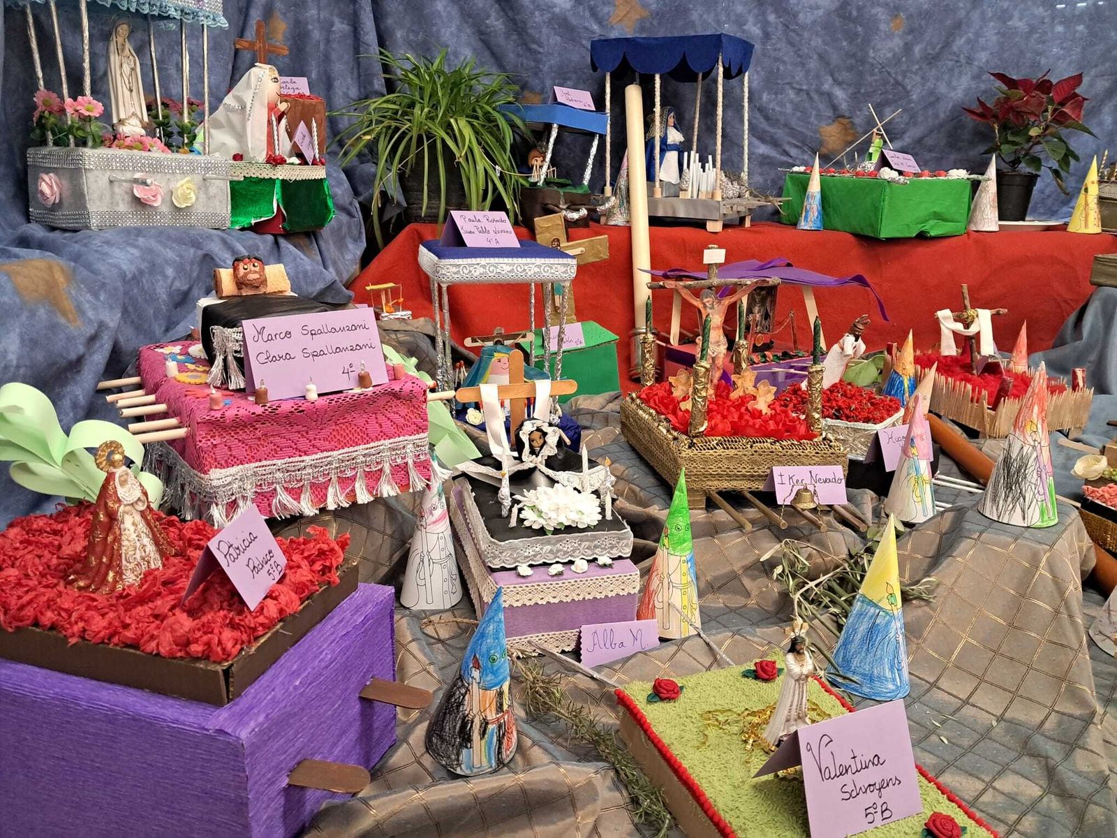 Los tronos de Semana Santa hechos por los estudiantes del colegio Los Manantiales.