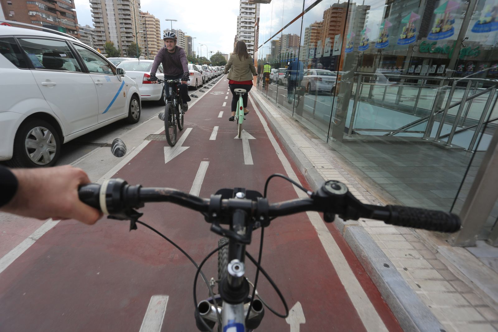 Varios ciclistas circulan por uno de los carriles bici de la ciudad.