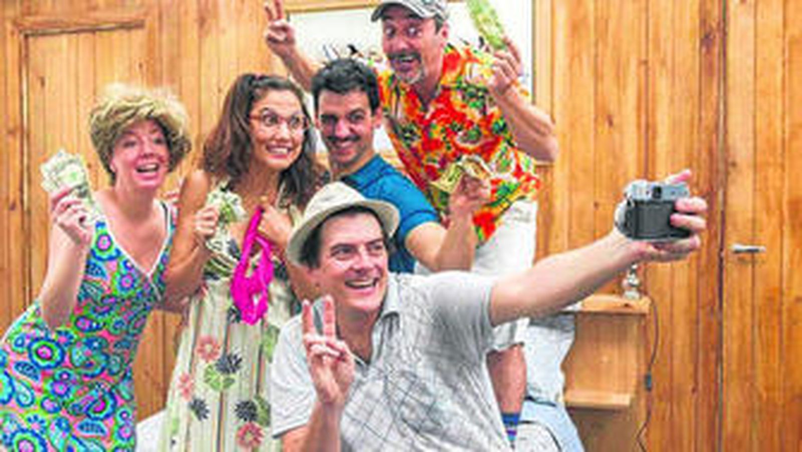 Algunos de los actores que actúan hoy en la obra 'La Estupidez' en el Teatro Villamarta.