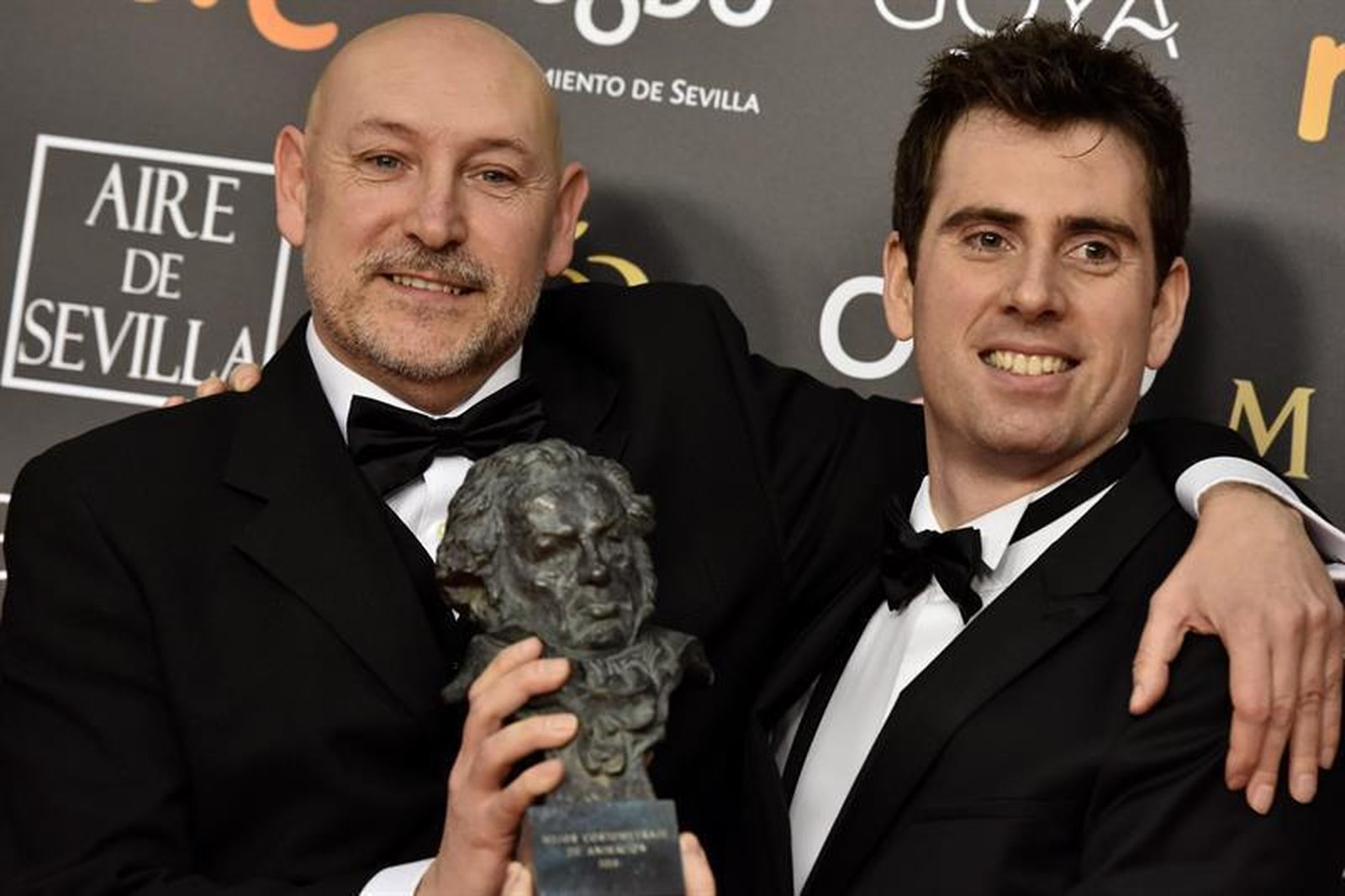 José Herrera junto al productor Manuel Sirgo tras recibir el premio Goya